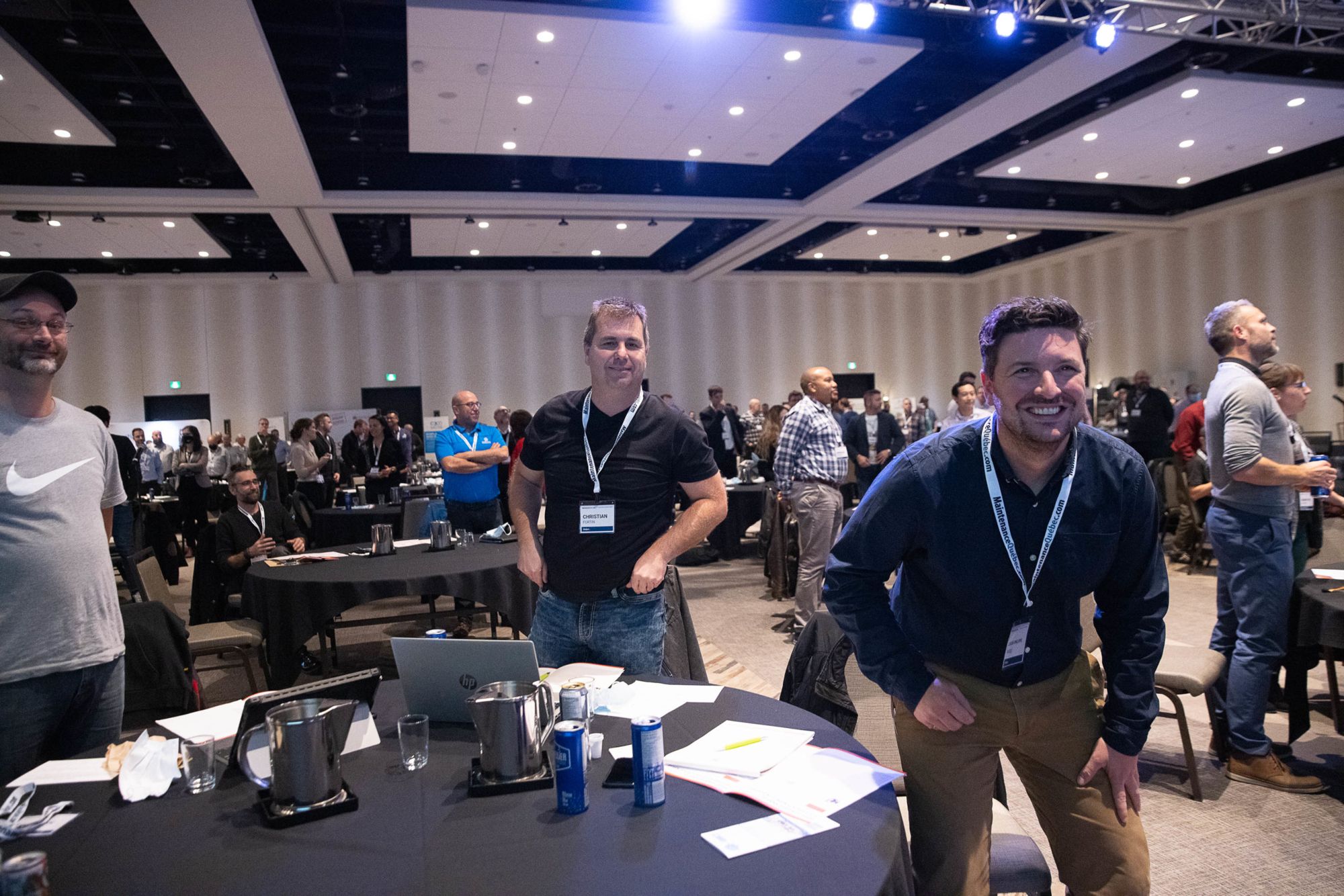Participants qui échangent entre deux conférences au Congrès annuel