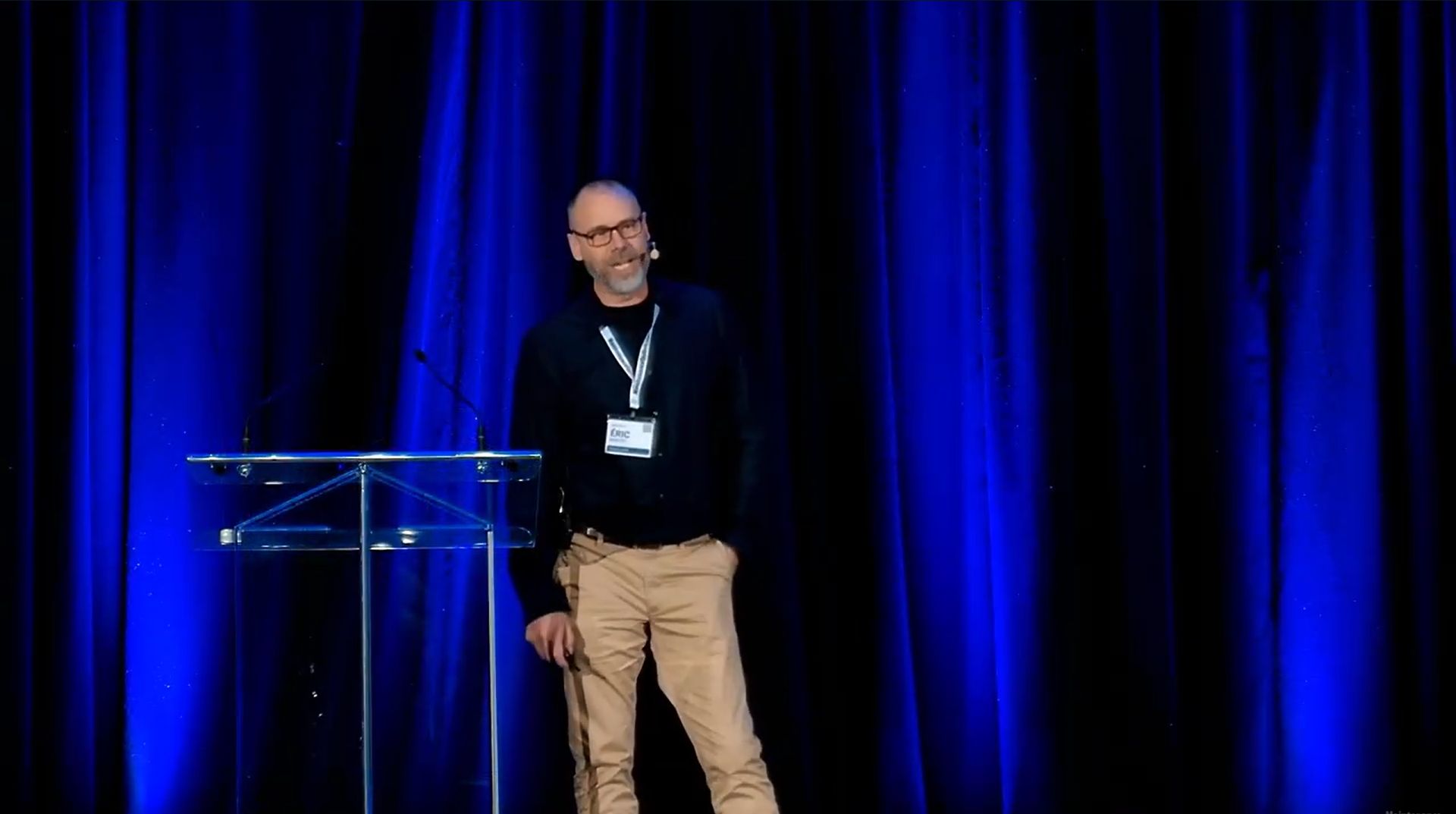 Conférencier sur scène